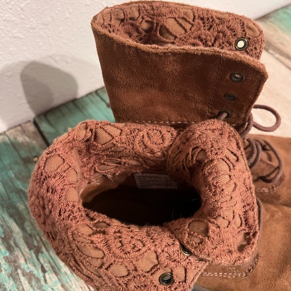 Women’s American Eagle Boots - Picture 3 of 3